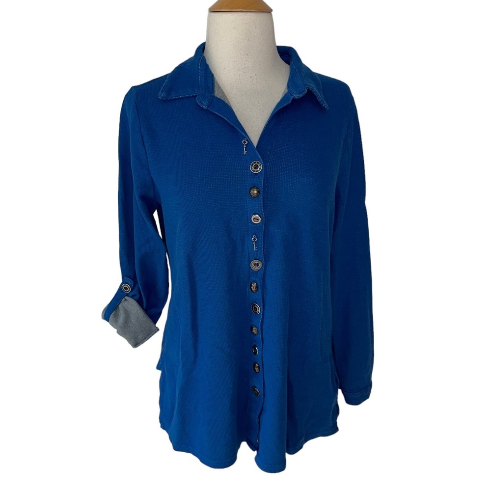 Soft‎ Surroundings Waffle Knit Top Medium Blue Mixed Button Key Charm Roll Tab